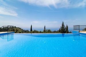Bazén v ubytovaní Endless Blue Villa Lefkada alebo v jeho blízkosti