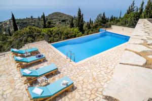 Swimmingpoolen hos eller tæt på Endless Blue Villa Lefkada