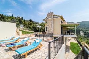 Swimmingpoolen hos eller tæt på Endless Blue Villa Lefkada