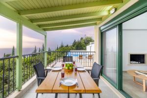 Balkón alebo terasa v ubytovaní Endless Blue Villa Lefkada