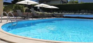 Swimmingpoolen hos eller tæt på Hôtel Restaurant Les Tilleuls