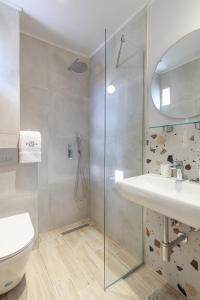 bagno con doccia, lavandino e servizi igienici di 9 Luxury Rooms a Sárti