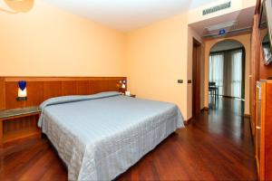 Postel nebo postele na pokoji v ubytování Hotel Michelangelo Palace & SPA