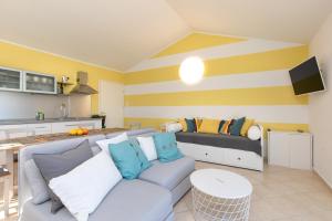 クルクにあるApartment PORTAPISANA just 50m from the beachのソファとキッチンのあるリビングルーム