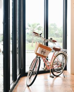 a bike parked in front of a window at 光之角落民宿 SunnyCorner B&B in Hualien City