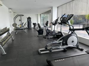 un gimnasio con varias cintas de correr y bicicletas estáticas en Fairway 2 Bedroom Luxury Apartment with Gym and Pool en Battaramulla