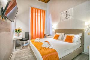 une chambre d'hôtel avec un lit et des serviettes. dans l'établissement History Suite, à Rome