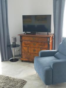 TV a/nebo společenská místnost v ubytování Apartament Blue Sky
