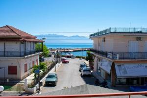 vistas a una calle con coches aparcados en la calle en FILIS APARTMENT, en Agios Andreas - Mesenia