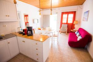 Kuchyň nebo kuchyňský kout v ubytování Serenity Apartments