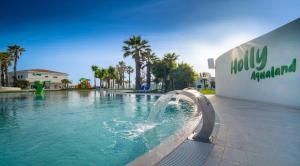 una piscina en un complejo con una fuente de agua en Holiday Family Village, en Porto SantʼElpidio