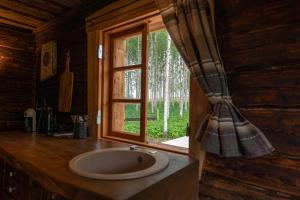 a bathroom with a sink and a window at Pruuli Vahtra puhkemaja in Kraavi