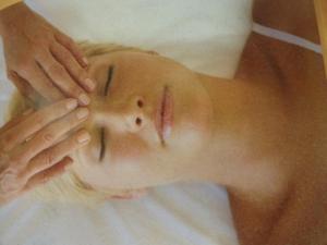 Eine Frau lässt ihr Gesicht von einem Therapeuten untersuchen. in der Unterkunft Hotel-Restaurant du Windstein in Windstein