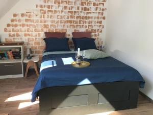 Un pat sau paturi într-o cameră la NiceHead spacious home between Maribor and Celje