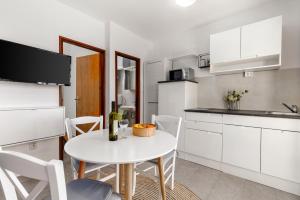 Kuchyň nebo kuchyňský kout v ubytování Apartments Vilma