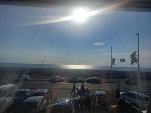 un groupe de personnes se déplaçant dans un parking dans l'établissement Kings Boutique Hotel, à Blackpool