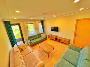 ウズンギョルにあるŞahin Homeのソファ2つとテレビのあるリビングルーム