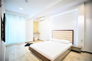 - une chambre avec un lit et une grande fenêtre dans l'établissement Apartament Sandra Mamaia in Luxury Vila Sophia3, à Mamaia