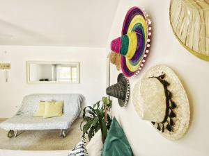 a room with a bench and hats on the wall at ESTUDIO BLEGAMAR TERRAZA - Playa, WiFi y Aparcamiento in El Puerto de Santa María
