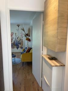 Studio quartier prisé de la Genette في لا روشيل: مطبخ مع باب يؤدي إلى غرفة المعيشة