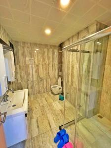 Koupelna v ubytování Şahin Apart