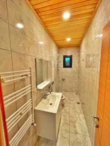 Koupelna v ubytování Şahin Apart