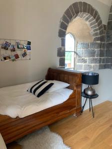 Ένα ή περισσότερα κρεβάτια σε δωμάτιο στο Chambres et maisons d'hôtes du Prieuré de la Bajasse - Le 1150
