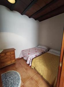 Łóżko lub łóżka w pokoju w obiekcie Cortijo La Torquilla Laguna Fuente de Piedra