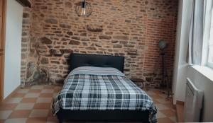 Tempat tidur dalam kamar di Rare, belle maison de 90 m2 au pied du château