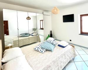 A bed or beds in a room at Rock House Villa