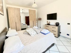 A television and/or entertainment centre at Rock House Villa