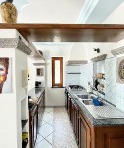 A kitchen or kitchenette at Rock House Villa
