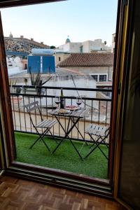 Habitación con vistas a un balcón con mesa y sillas. en LifeHouse Cathedral * Free Parking* SuperiorWiFi*, en Almería