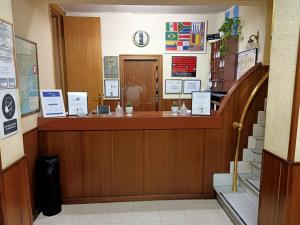 Ο χώρος του λόμπι ή της ρεσεψιόν στο Hostal Continental