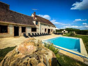 a house with a swimming pool in the yard at Villa festive HOMAZING piscine privée 1h de Paris in Chantecoq