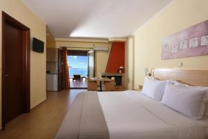 Postel nebo postele na pokoji v ubytování Faros Luxury Suites + 37 fotografií