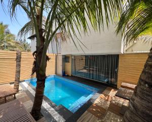 Bazén v ubytování Anand Resort - A luxury Private Pool Resort in Nashik nebo v jeho okolí