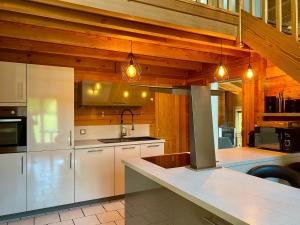Kuchnia lub aneks kuchenny w obiekcie Gîte Chalet avec bain nordique et piscine 11 pers Hautes Vosges