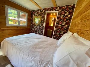 Łóżko lub łóżka w pokoju w obiekcie Gîte Chalet avec bain nordique et piscine 11 pers Hautes Vosges