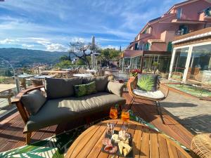 eine Couch auf einer Terrasse mit einem Tisch in der Unterkunft Villa Giada Resort in Imperia