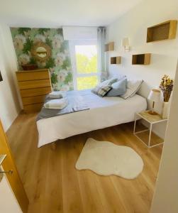 um quarto com uma cama grande e uma janela em Chez Tata Emma em Annecy