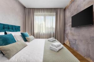 Un pat sau paturi într-o cameră la Luxury Apartment Iris Adriatica *****