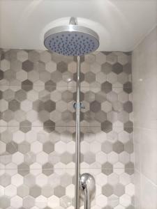La salle de bains est pourvue d'une douche avec un pommeau de douche. dans l'établissement Music Reflections Apartment near Nafplio, à Nea Kíos