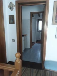 un pasillo que conduce a una habitación con espejo en L'Onda, en Oristano