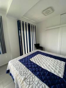 uma cama azul e branca num quarto com uma janela em Stylish & Luxury 2-bed parkside apart with pool em Phoenix