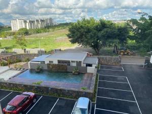een luchtzicht op een parkeerplaats met een huis bij Stylish & Luxury 2-bed parkside apart with pool in Phoenix