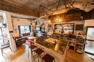 una cucina con una grande isola in una stanza di Ichi The Hostel a Minamicho