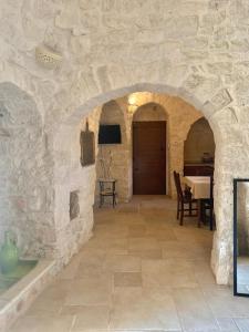 Pokój z kamienną ścianą i łukiem w obiekcie I Trulli del Vagabondo - Complex of Trulli with Private Pool w Alberobello +37 zdjęć