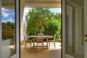 un tavolo e delle sedie seduti su un patio di Corte dei Donno a Santa Maria al Bagno