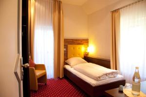 Un pat sau paturi într-o cameră la Hotel- Restaurant Poststuben